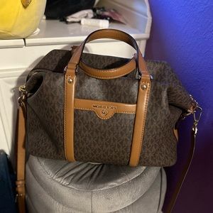 Authentic MK purse!! In great condition!! Just didn’t really use it!